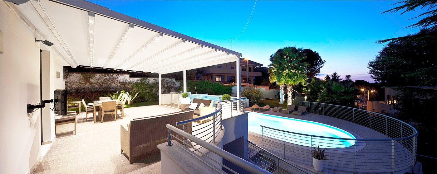 Pérgola A700 instalada en porche