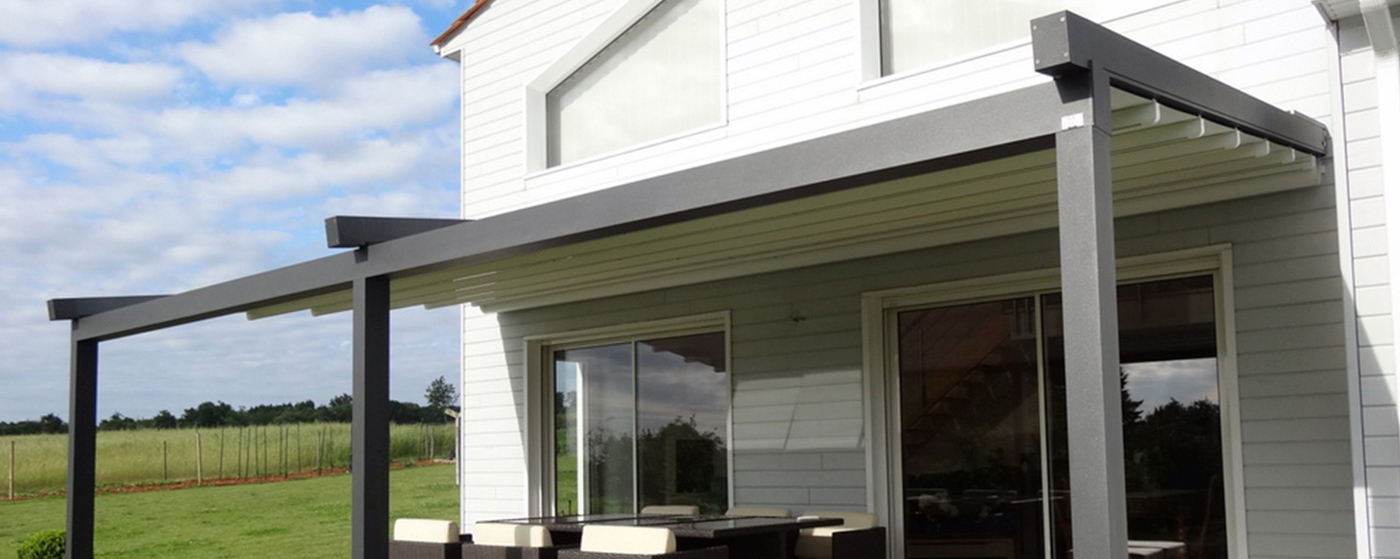 Pérgola A700 instalada en jardín