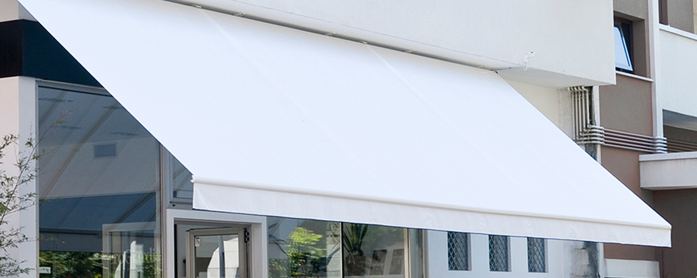 Toldo extensible ST-Eco instalado en fachada
